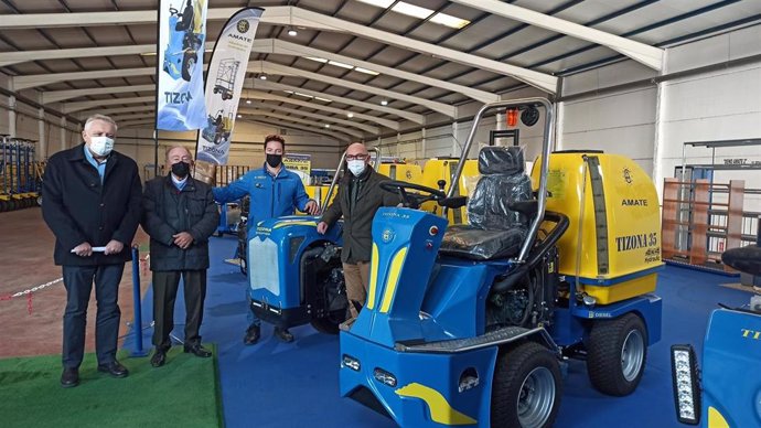 El delegado de Economía de Almería visita la empresa Carretillas Amate.