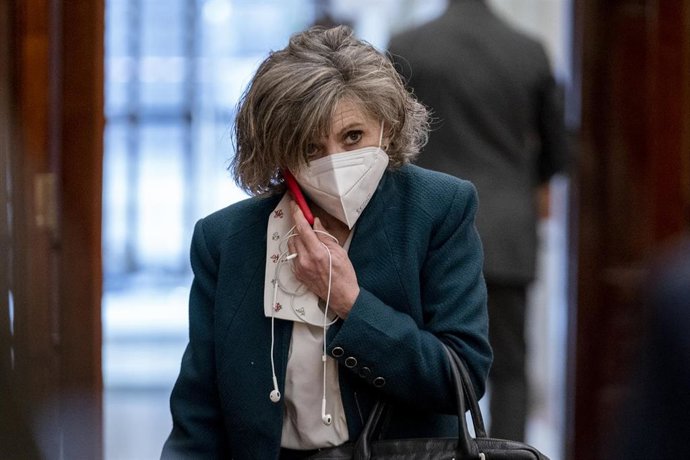Archivo - La exministra de Sanidad, María Luisa Carcedo, en los pasillos del Congreso, mientras se celebra una sesión plenaria, en el Congreso de los Diputados, a 2 de diciembre de 2021, en Madrid (España).
