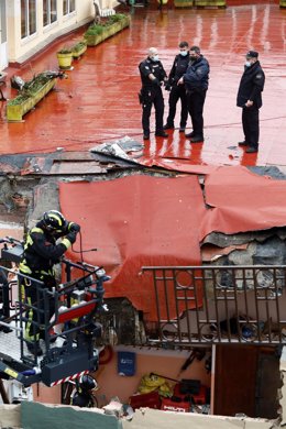 Los bomberos y la Policía trabajan en el derrumbe de la terraza del colegio San Vicente de Paul, en Gijón, en el que murieron dos obreros y resultaron heridos otros dos (5 de enero de 2022)