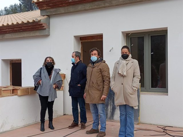 La delegada de Turismo en Huelva, María Ángeles Muriel, visita las obras de un complejo rural en Sanlúcar del Guadiana.