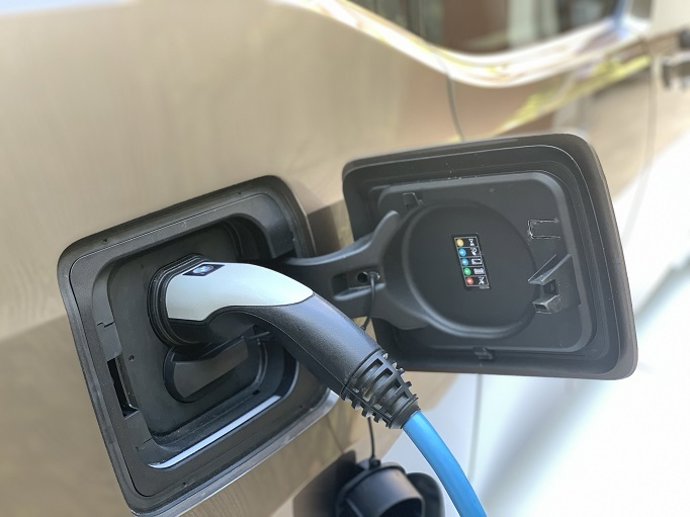 Archivo - Recurso de vehículo eléctrico cargando