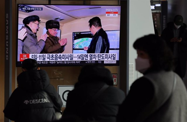 Varios espectadores ven informaciones sobre Corea del Norte en Seúl