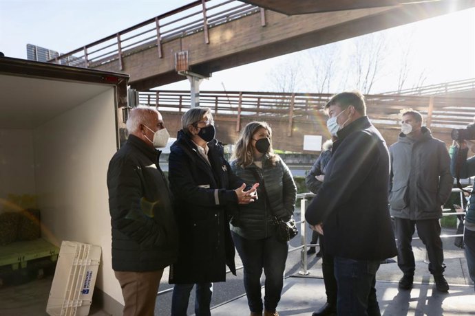 Visita de la conselleira do Mar, Rosa Quintana, visita la lonja de Campelo, en Poio (Pontevedra)