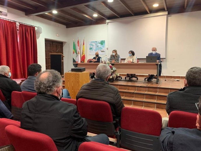 Reunión de la delegada del Gobierno en Extremadura con alcaldes para abordar el proyecto de construcción de la autovía A-81