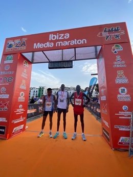 Archivo - El keniano Edwin Kipruto y la polaca Natalia Winnicka, ganadores del Ibiza Media Maratón en la edición de 2021.