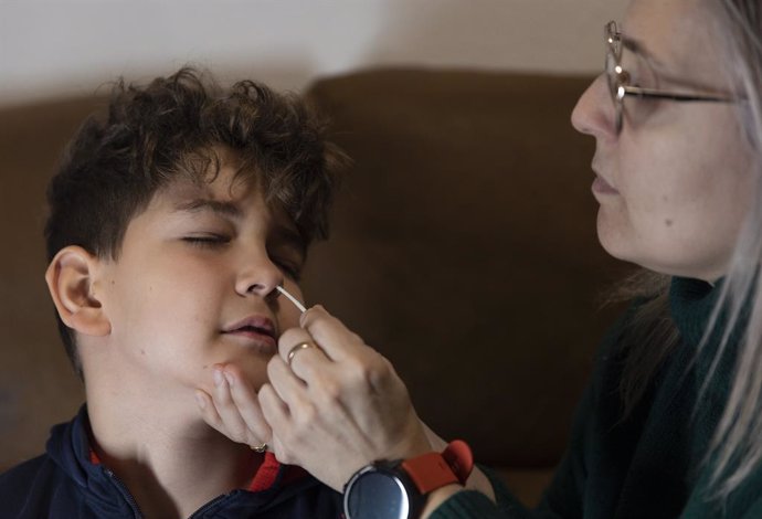 Un xiquet es fa un test d'antígens a casa, a 16 de gener de 2022, a Madrid, (Espanya)