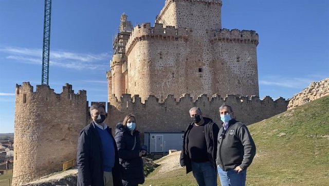 Los candidatos autonómicos del PP de Segovia, a los pies del Castillo de Turegano, y junto al alcalde del municipio.