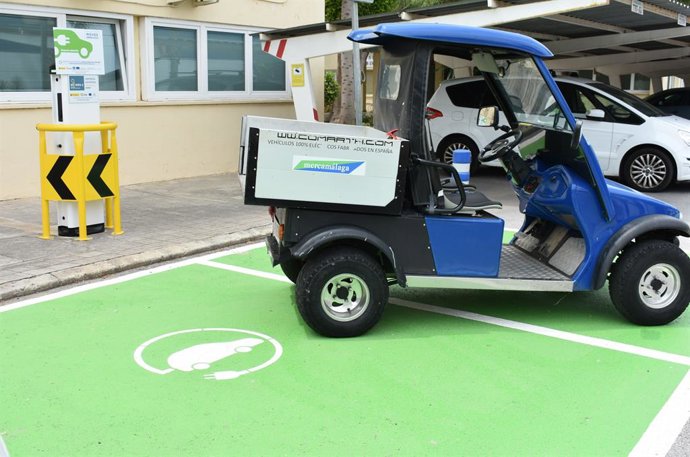 Archivo - Punto de recarga para vehículos eléctrico en Mercamálaga