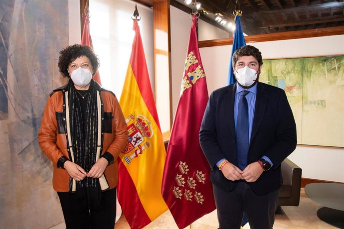 El presidente de la Comunidad, Fernando López Miras, recibe en el Palacio de San Esteban a la alcaldesa de Puerto Lumbreras, María Ángeles Túnez