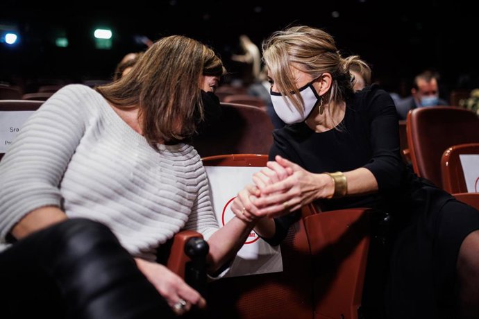 La presidenta del Govern, Francina Armengol, se da la mano con la vicepresidenta segunda y ministra de Trabajo y Economía Social, Yolanda Díaz, en la presentación del acto 'Baleares es futuro: el nuevo turismo que liderará la postpandemia'. 