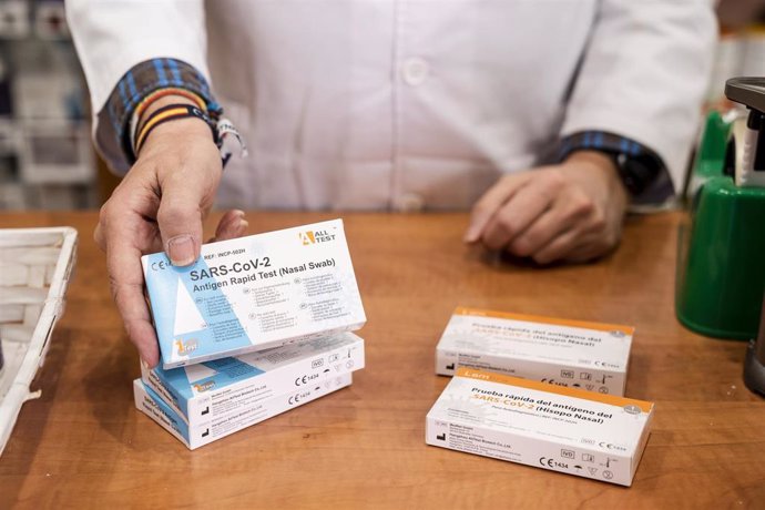 Varias cajas de pruebas rápidas del antígeno del SARS-CoV-2  en una farmacia