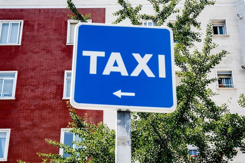Archivo - Señal de aparcamiento de taxi.
