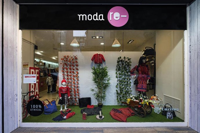 La tienda de ropa de segunda mano de Cáritas que hasta ahora usaba la marca LATIDO VERDE ahora adopta la marca moda re-.