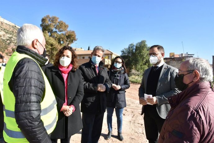 El director general de Carreteras, José Antonio Fernández Lladó, y el alcalde de Lorca, Diego José Mateos, durante el inicio de las obras del vial de evacuación de los Barrios Altos de Lorca