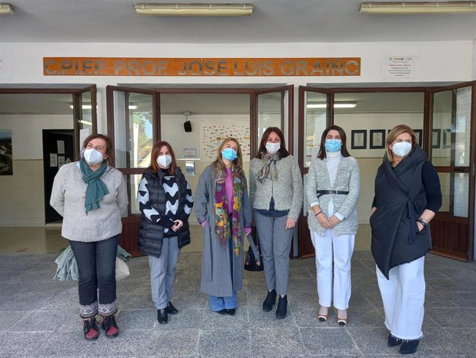 La delegada territorial de Educación y Deporte de la Junta en Huelva, Estela Villalba,  visita el CPIFP Profesor José Luis Graíño de la localidad.
