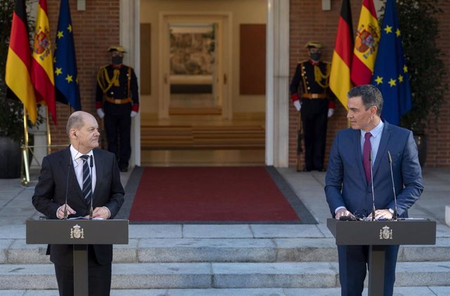 El nuevo canciller alemán, Olaf Scholz (i) y el presidente del Gobierno, Pedro Sánchez (d), comparecen después de su reunión y de un almuerzo de trabajo, en el Palacio de la Moncloa, a 17 de enero de 2022, en Madrid, (España). 