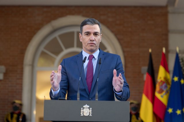 El presidente del Gobierno, Pedro Sánchez, comparece después de su reunión y de un almuerzo de trabajo con el nuevo canciller alemán,  en el Palacio de la Moncloa