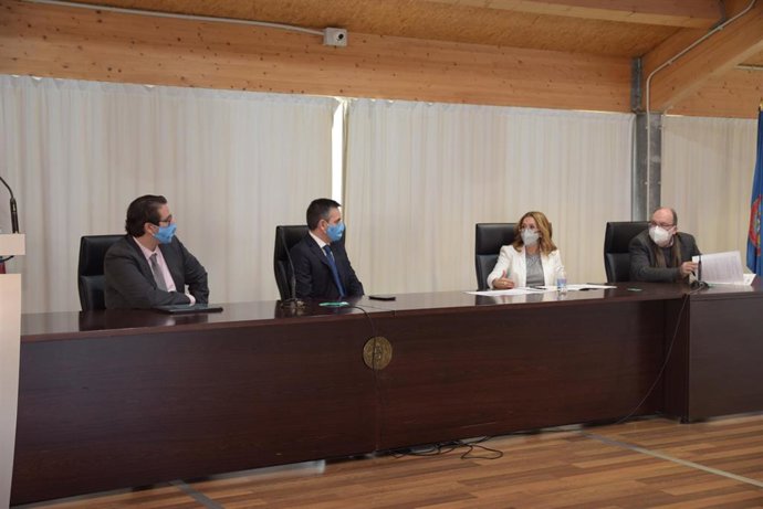 El vicerrector de Campus y Sostenibilidad de la Universidad Politécnica de Cartagena, Juan Pedro Solano, la vicealcaldesa de Cartagena, Ana Belén Castejón, y los organizadores del congreso, Salvador García-Ayllón y José Luis Miralles