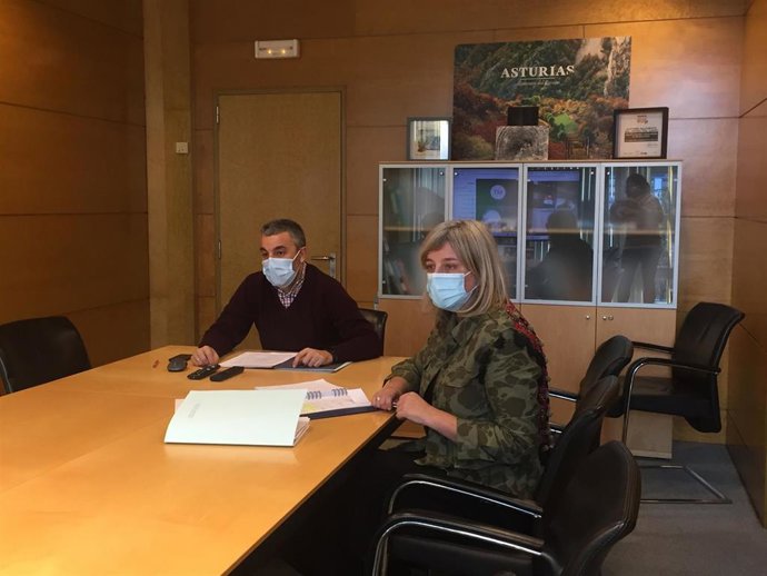 Reunión telemática del consejero de Medio Rural y Cohesión Territorial, Alejandro Calvo, con asociaciones de razas autóctonas asturianas, y la directora general de Ganadería y Sanidad Animal, Rocío Huerta.