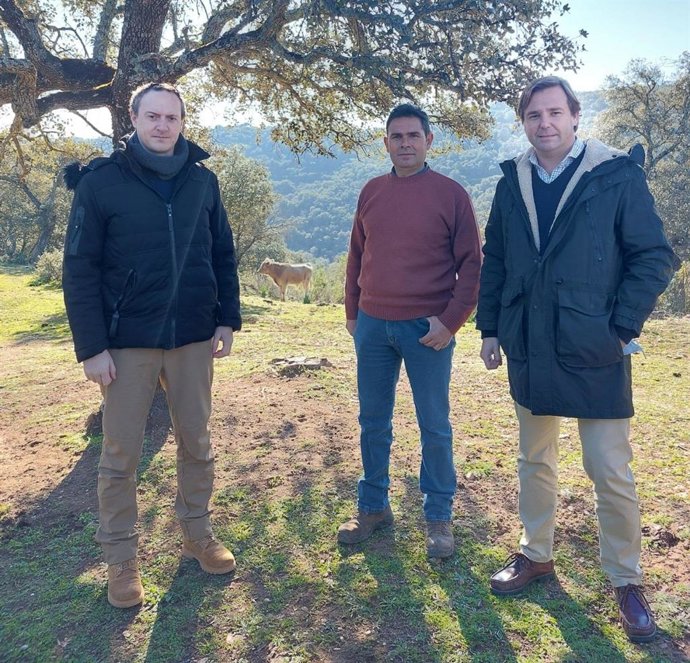 Repullo (dcha.) visita la ganadería de bravo de Justo Barba.