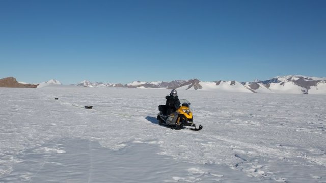 Estudio de radar de penetración de hielo para localizar y examinar lagos subglaciales.