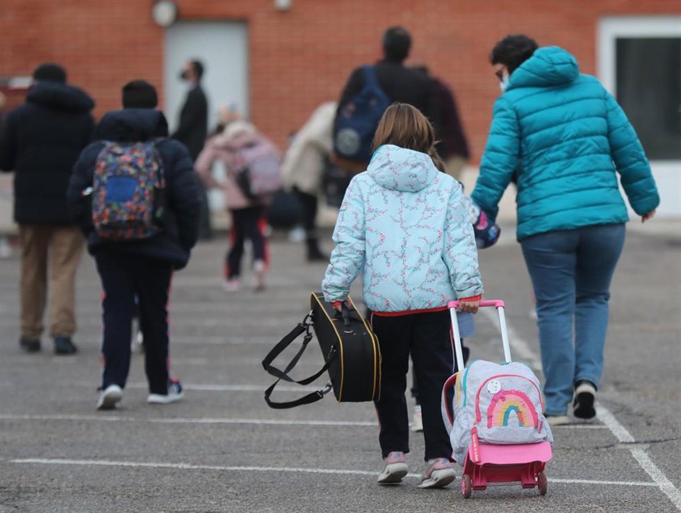 Una niña a su llegada al primer día de clase presencial tras la Navidad, en una imagen de archivo.