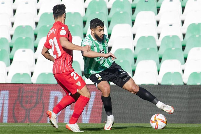 El jugador del Sevilla Oliver Torres y el futbolista del Betis Nabil Fekir durante una jugada del derbi sevillano de la Copa del Rey