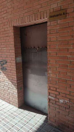 Puerta del vestuario de las pistas de El Tomillo.