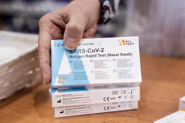 Varias cajas de pruebas rápidas del antígeno del SARS-CoV-2  en una farmacia 