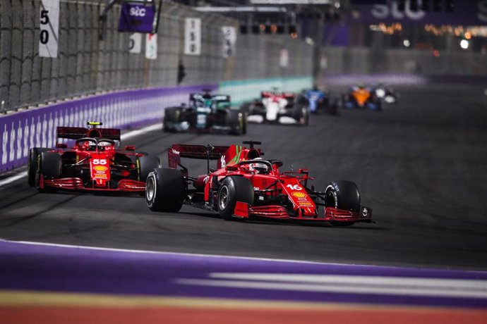 Archivo - Charles Leclerc y Carlos Sainz durante el Gran Premio de Arabia Saudí 2021