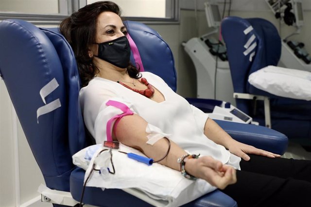 La presidenta riojana dona sangre