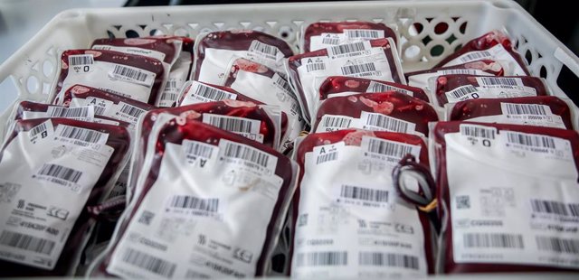 Bolsas de sangre en el laboratorio del centro de Transfusión de Valdebernardo, a 8 de enero de 2022, en Madrid (España). 