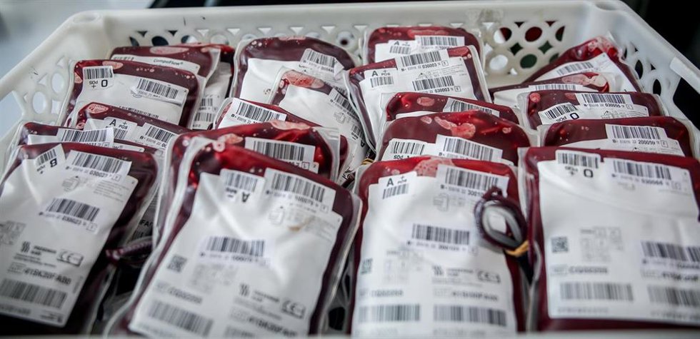 Bolsas de sangre en el laboratorio del centro de Transfusión de Valdebernardo, a 8 de enero de 2022, en Madrid (España).