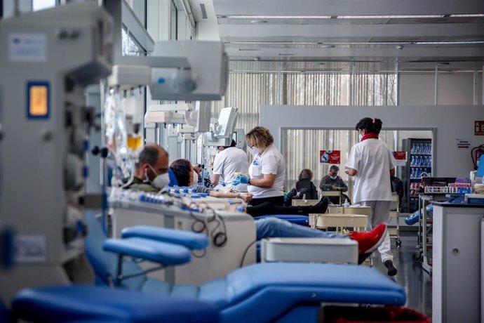 Varias personas donan sangre en el centro de Transfusión de Valdebernardo, a 8 de enero de 2022, en Madrid (España). El Centro de Transfusión ha convocado a los madrileños a donar sangre los días 5, 7 y 8 de enero, a través de la campaña Ven a donar y 
