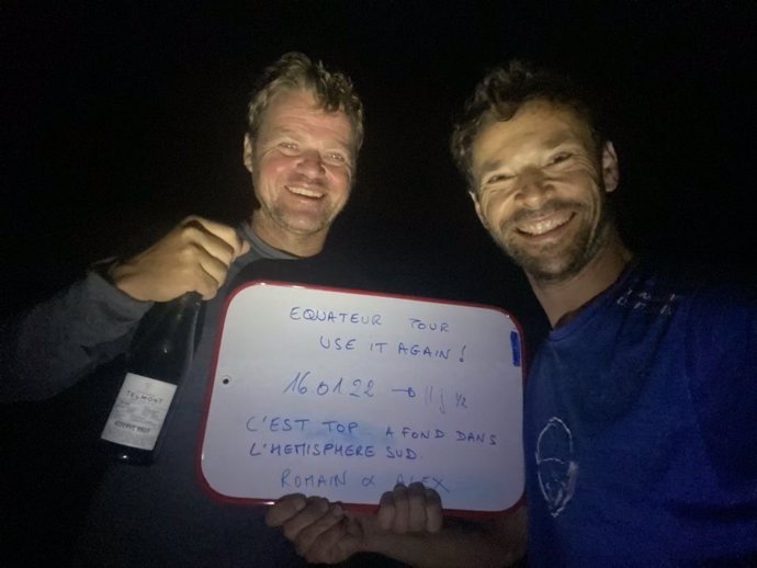 Alex Pella y Romain Pilliard cruzan el Ecuador con más de 700 millas de ventaja sobre el récord
