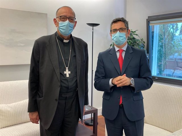 Archivo - El presidente de la Conferencia Episcopal Española (CEE), Juan José Omella, con el ministro de Presidencia, Félix Bolaños en otra reunión en agosto.