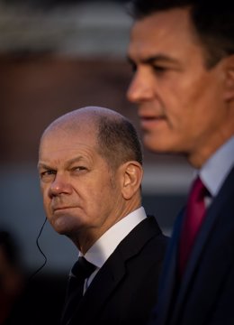 17 January 2022, Spain, Madrid: Spanish Prime Minister Pedro Sanchez  and German Chancellor Olaf Scholz hold a joint press conference following their meeting at Moncloa Palace in Madrid. Photo: Michael Kappeler/dpa