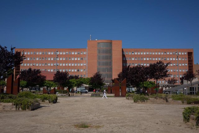 Archivo - Fachada del Hospital Universitario Arnau de Vilanova de Lleida.