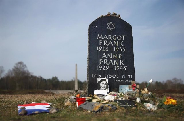 Archivo - Una tumba simbólica de Ana Frank y su hermana, Margot, en el campo de concentración de Bergen-Belsen.