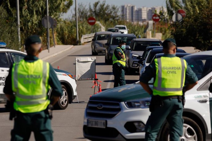 Archivo - Agentes de la Guardia Civil en un control de tráfico 