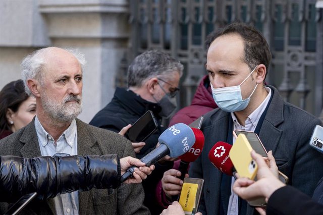 Archivo - El tesorero del Grupo Mixto en el Ayuntamiento de Madrid, Luis Cueto (i) y el portavoz adjunto del partido, José Manuel Calvo (d) 