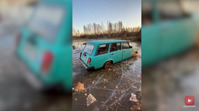 Su coche quedó atrapado en el hielo