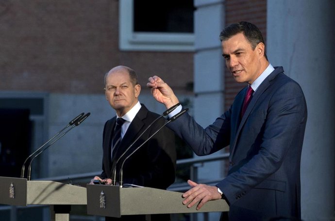 El nuevo canciller alemán, Olaf Scholz (i) y el presidente del Gobierno, Pedro Sánchez (d), comparecen después de su reunión y de un almuerzo de trabajo, en el Palacio de la Moncloa, a 17 de enero de 2022, en Madrid, (España). 