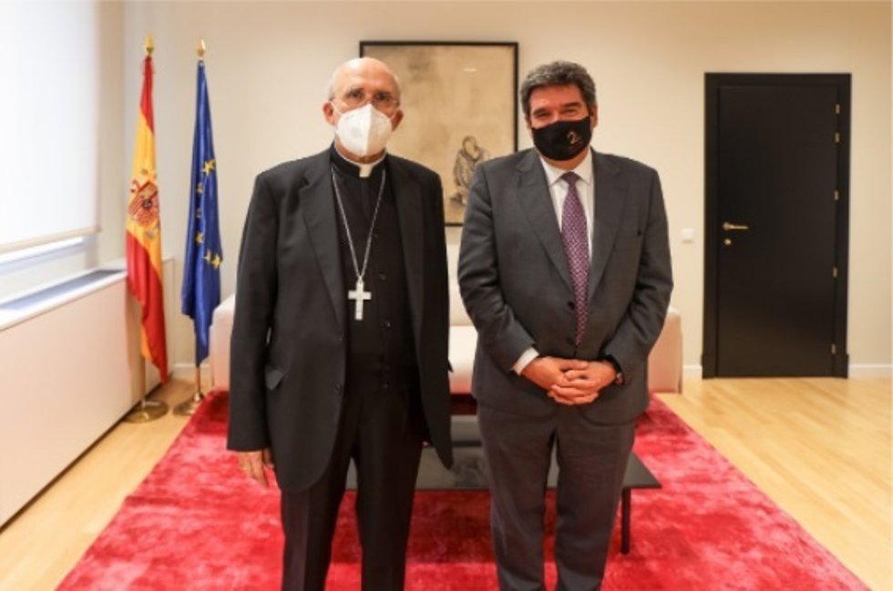 El cardenal arzobispo de Madrid, Carlos Osoro, y el ministro de Inclusión, Seguridad Social y Migraciones, José Luis Escrivá, en la sede del Ministerio.
