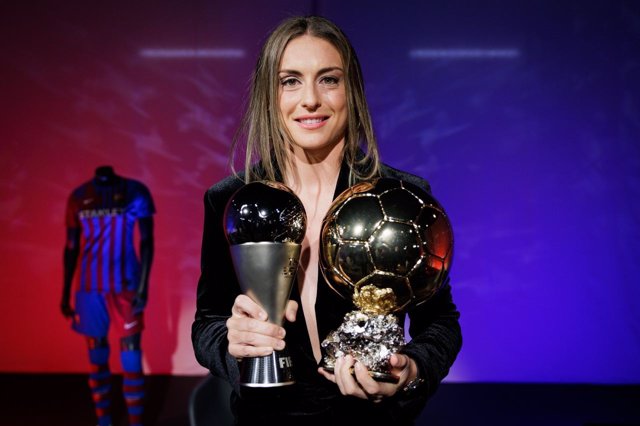 Alexia Putellas posa con los trofeos del The Best y el Balón de Oro