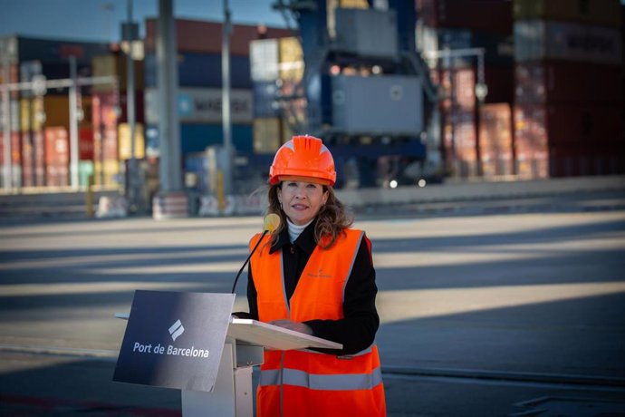 La ministra de Transportes, Movilidad y Agenda Urbana, Raquel Sánchez, ofrece declaraciones a los medios durante su visita al Port de Barcelona, a 17 de enero de 2022, en Madrid, (España). 