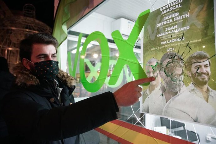 García-Gallardo señala uno de los cristales rotos en el ataque a su sede de campaña.