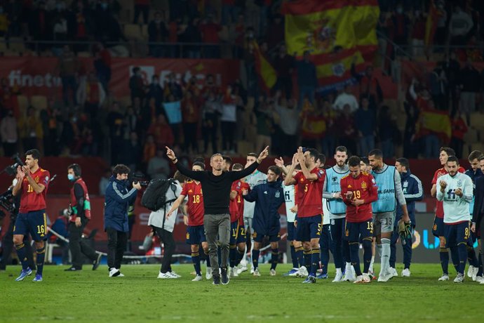 Archivo - Arxiu - Luis Enrique Martínez celebra amb els seus jugadors la classificació per al Mundial de Catar de 2022