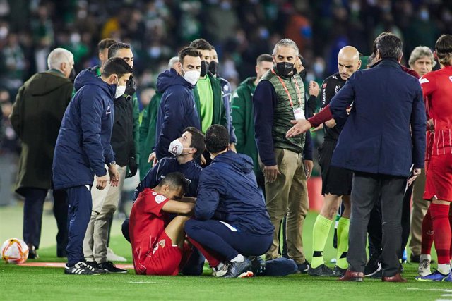 Los médicos del Sevilla atienden a Joan Jordán tras el impacto del palo lanzado desde la grada durante el derbi ante el Betis de Copa del Rey