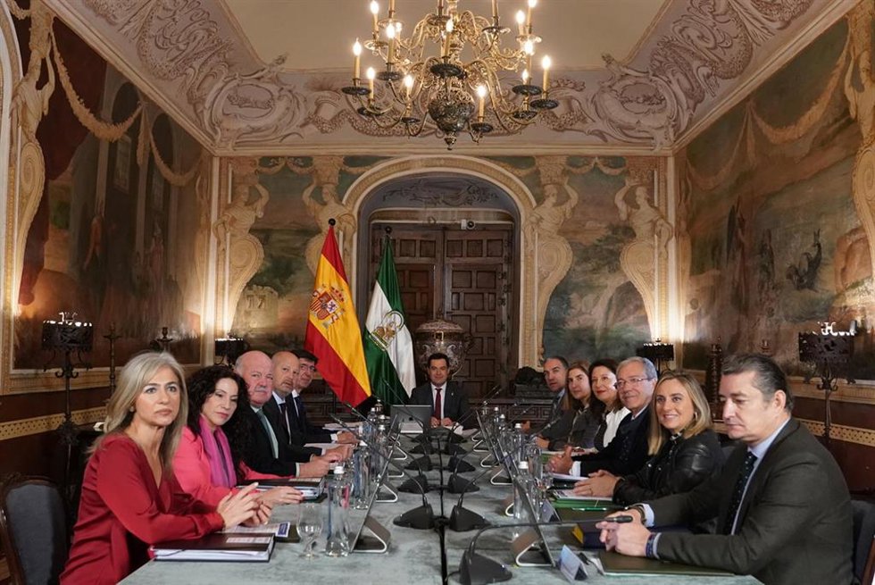 Archivo - El presidente de la Junta, Juanma Moreno, preside el Consejo de Gobierno en una imagen de archivo
